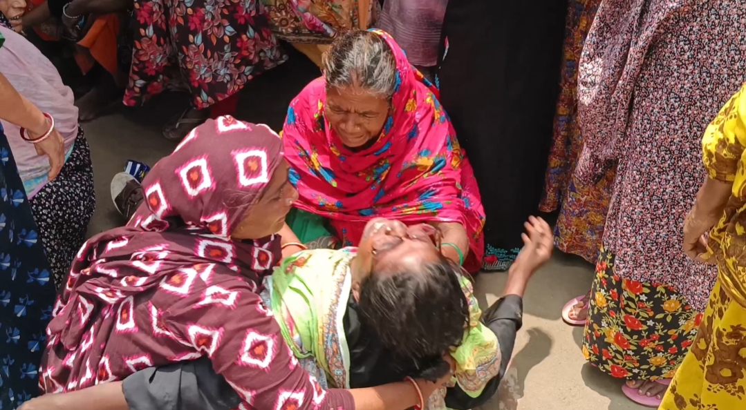 টাঙ্গাইলে ট্রাক উল্টে নিহত ১৫: শোকের মাতম নওগাঁর মান্দায়, নিহতদের মধ্যে ৯ জন একই গ্রামের