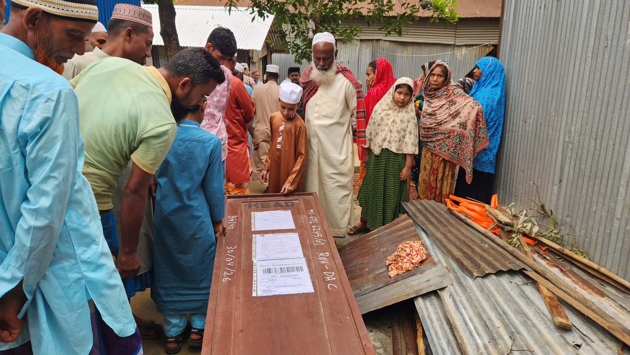 স্বপ্ন ভেঙে কফিনে ফেরা ১১ দিন পর দেশে প্রবাসী শ্রমিকের মরদেহ, দাফন সম্পন্ন