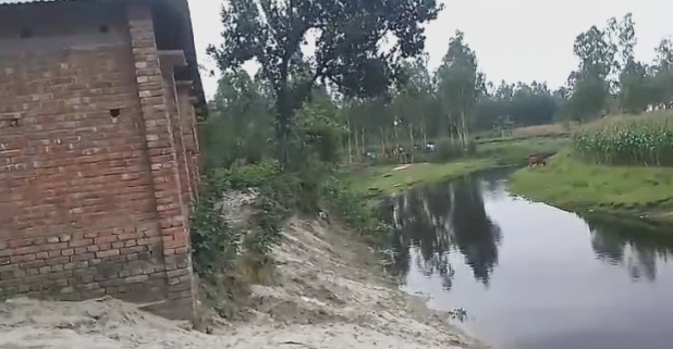 খানসামায় তীব্র নদীভাঙনের কবলে সুবর্ণখুলী সাবুদের হাট দ্বিমুখী উচ্চ বিদ্যালয়