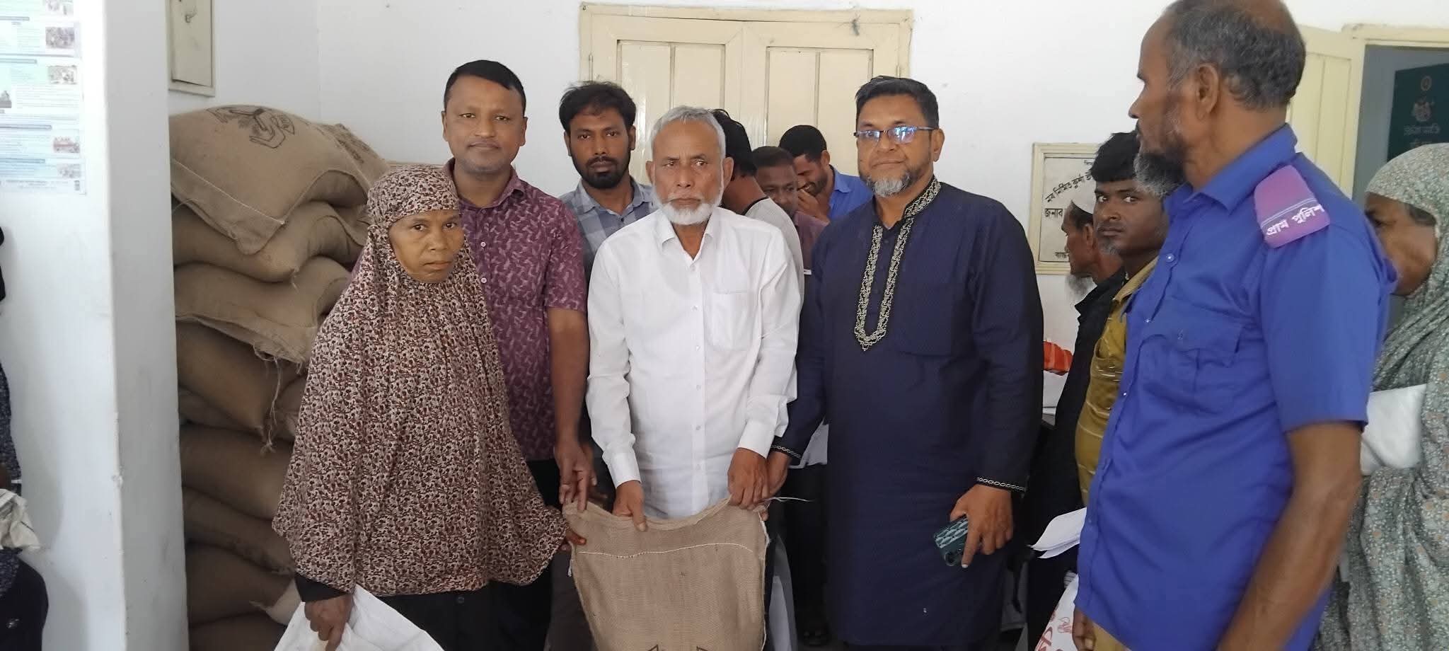 রংপুরের তারাগঞ্জে ঈদ-উল-আজহা উপলক্ষে কুর্শা ইউনিয়নে ভিজিএফের চাল বিতরণ