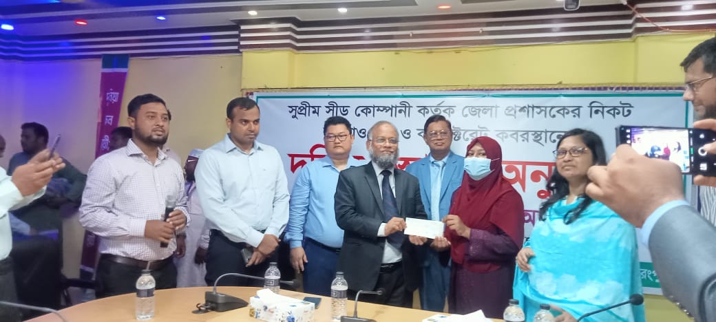 তারাগঞ্জে ঈদগাহ ও কবরস্থানের জমি দান, শিক্ষার্থীদের চেক ও ত্রাণ বিতরণ