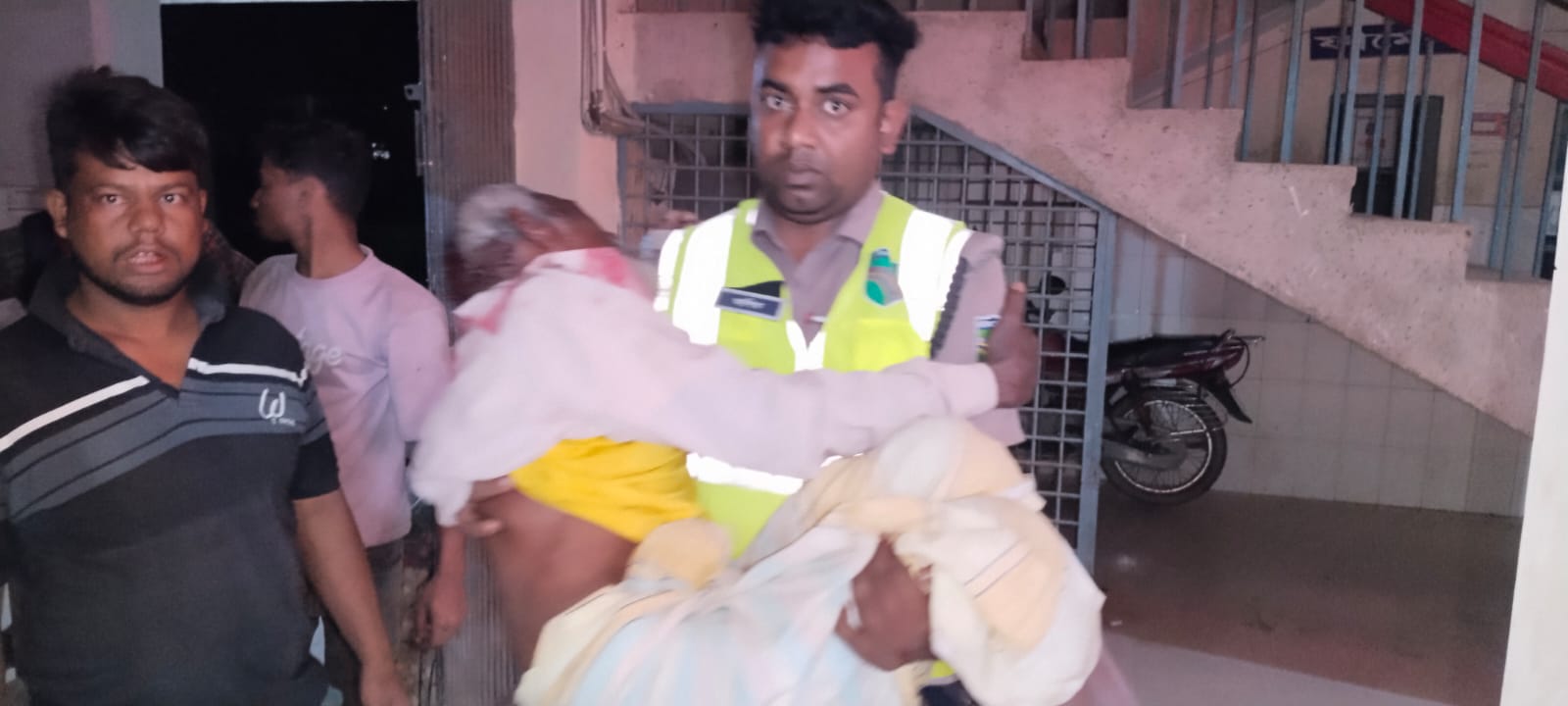 সৈয়দপুর-রংপুর মহাসড়কে মোটরসাইকেলের ধাক্কায় পথচারী আহত