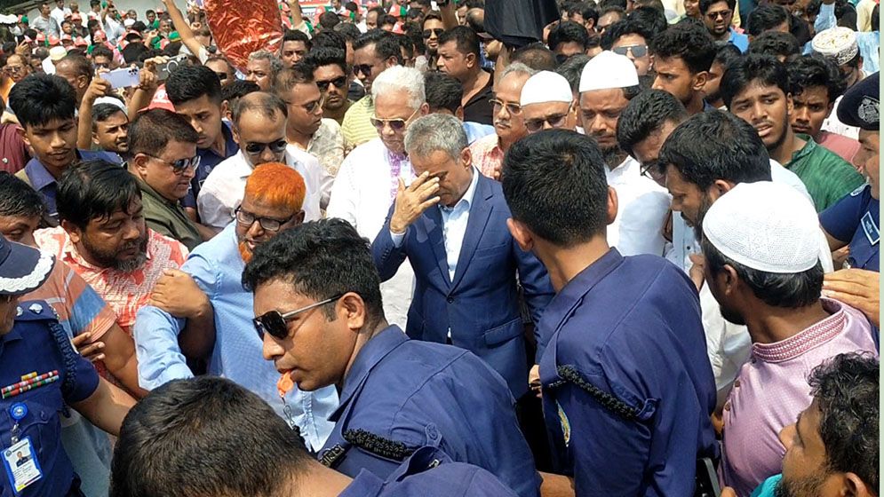 বিএনপি-জামায়াতের স্লোগান ও হট্টগোলে বগার অনুষ্ঠানস্থলে গেলেন না সেতু মন্ত্রী