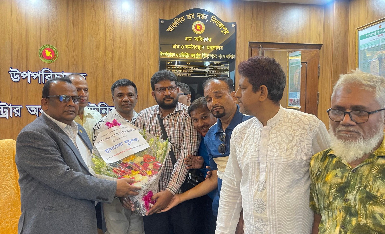 শ্রম সচিব আব্দুর রহমান তরফদারকে ফুলেল শুভেচ্ছা জানাল সাংবাদিক ইউনিয়ন দিনাজপুর