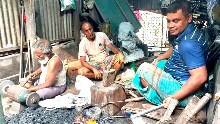 লোহাগড়ায় ঈদুল আজহাকে সামনে রেখে ব্যাস্ত সময় পার করছে কামার শ্রমিকেরা, ঝনঝন শব্দে মুখর চারপাশ