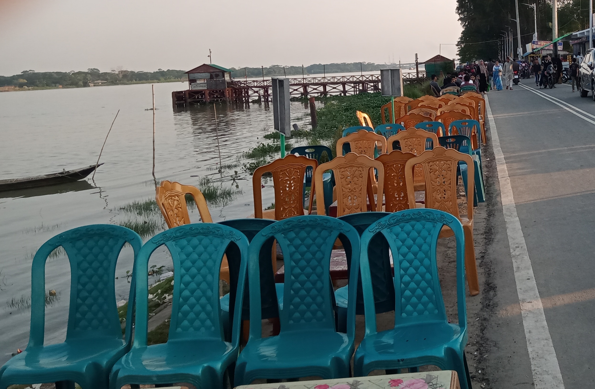 বরিশাল নগরী বিনোদন কেন্দ্র ত্রিশ গোডাউন ফুটপাত দখলের চিত্র