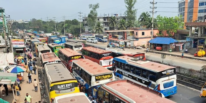 কালিয়াকৈর চন্দ্রা ত্রি মোড়ে ঢাকা-টাঙ্গাইল মহাসড়কে ধীরে ধীরে বাড়ছে মানুষ ও যানবাহনের চাপ