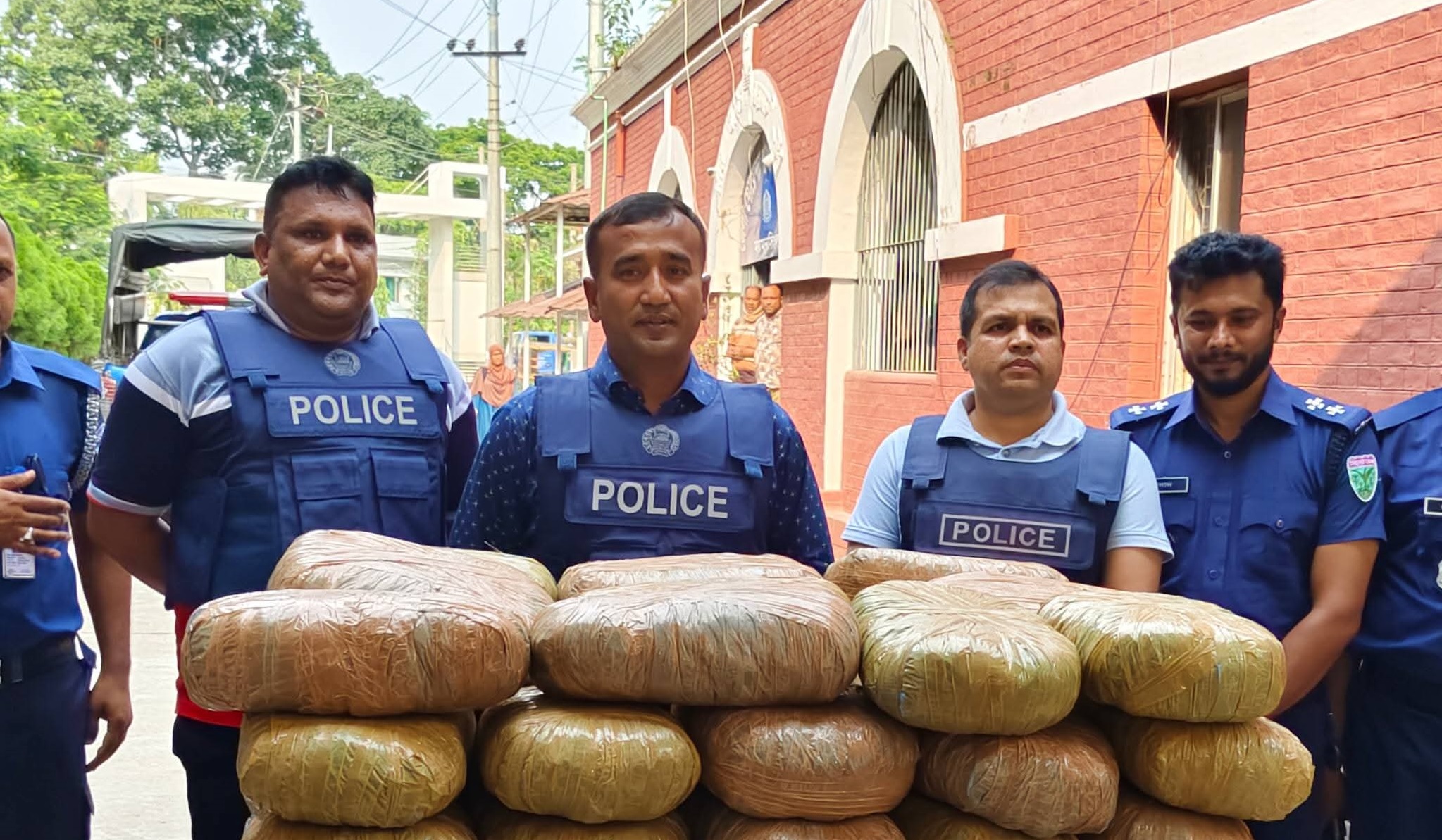 কাঠগোলা এলাকায় পুলিশের বিশেষ অভিযান, ব্রহ্মপুত্র নদের তীর থেকে ৮০ কেজি গাঁজা উদ্ধার