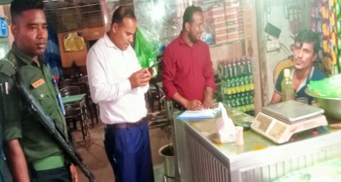 রাণীনগরে অস্বাস্থ্যকর পরিবেশে খাবার রাখা ও বিক্রির দায়ে ৩ হোটেলকে জরিমানা