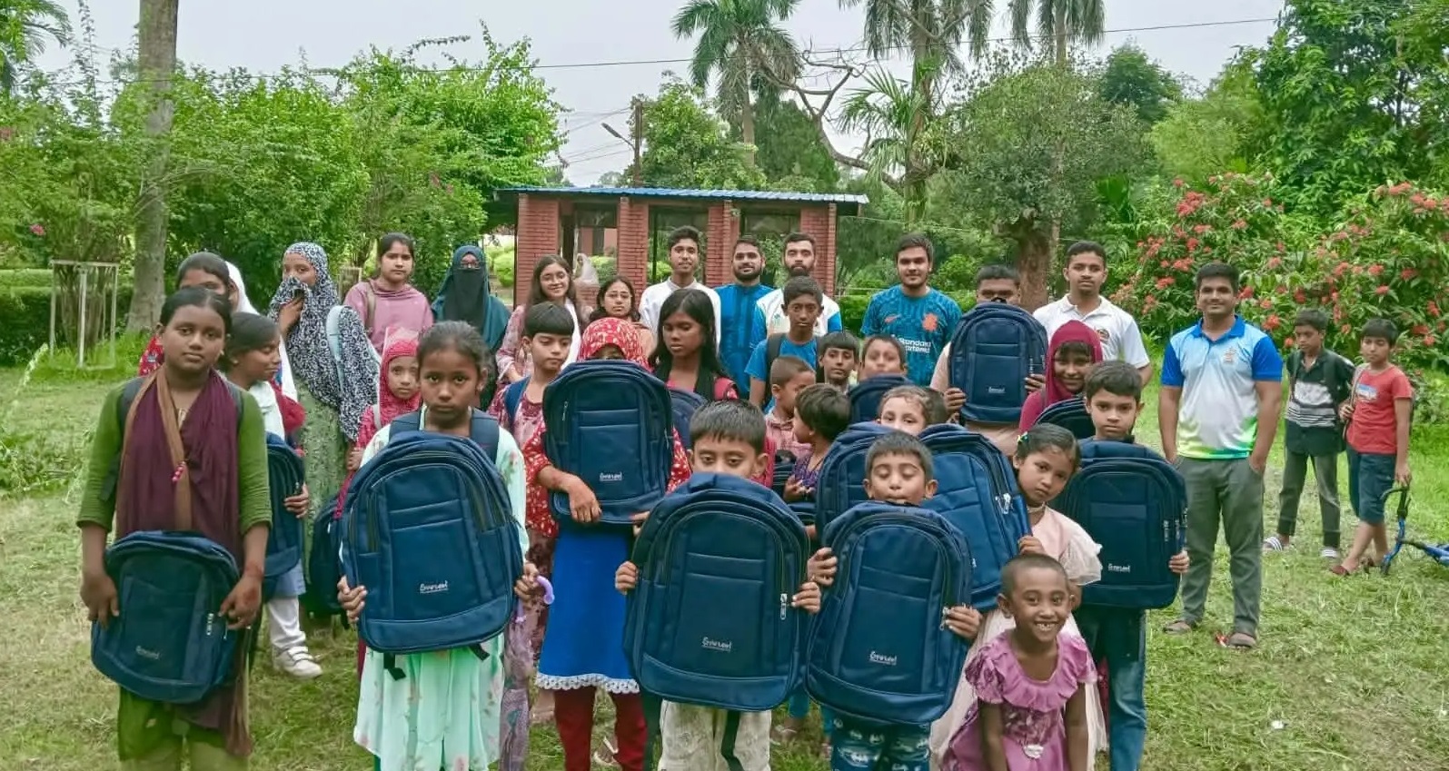 তরী’ এর উদ্যোগে সুবিধাবঞ্চিত শিশুদের মাঝে স্কুল ব্যাগ বিতরণ