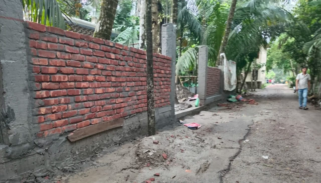 আওয়ামী লীগ নেতার বিরুদ্ধে অন্যের পৈতৃক জমি দখলের অভিযোগ, প্রশাসনের হস্তক্ষেপ চান ভুক্তভোগী