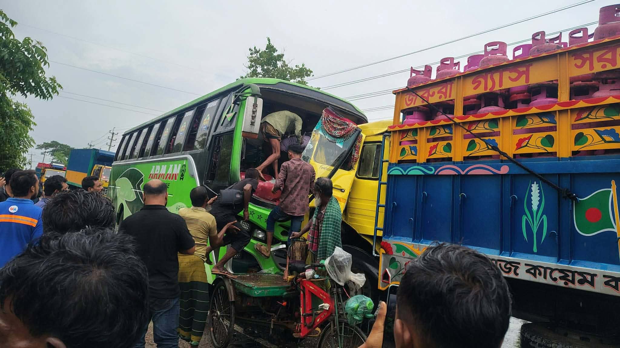 মোংলায় বাস-ট্রাকের মুখোমুখি সংঘর্ষে আহত ২০