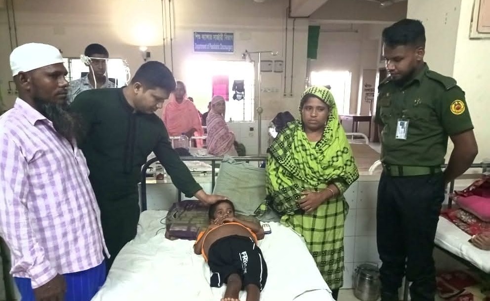 অসহায় রোগীদের রক্ত সংকটে আশার আলো আনসার সদস্য সরোয়ার