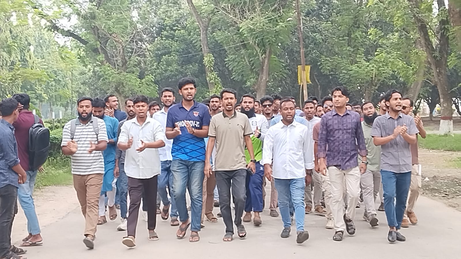 নিষিদ্ধ আওয়ামী লীগের প্রতিষ্ঠা বার্ষিকী ঘিরে নাশকতা-ষড়যন্ত্রের প্রতিবাদে ইবি ছাত্রদলের বিক্ষোভ
