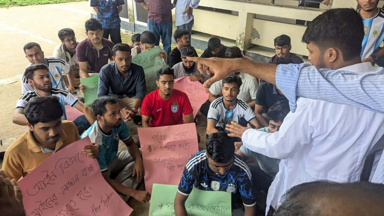 পরীক্ষা-ফল প্রকাশে দীর্ঘসূত্রতার প্রতিবাদে কুবির আইন বিভাগের অফিসকক্ষে তালা