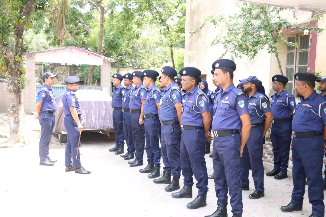 সাতক্ষীরা জেলার কালিগঞ্জ ও আশাশুনি থানা পরিদর্শন করলেন পুলিশ সুপার আশরাফুল আলম