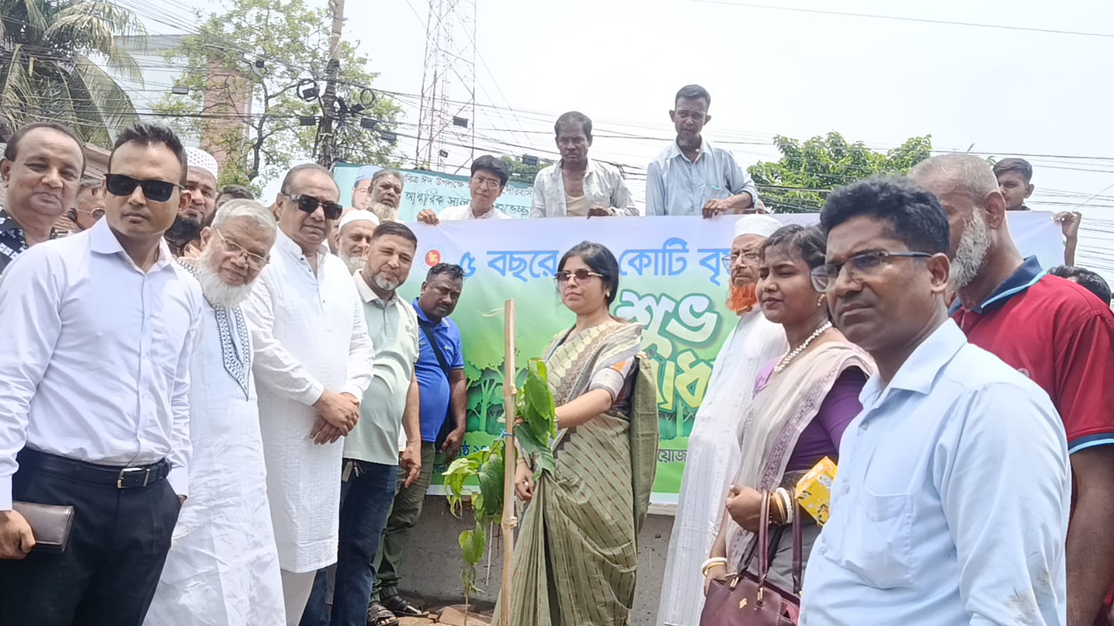 সাতক্ষীরায় বৃক্ষরোপণ কর্মসূচির উদ্বোধন করলেন জেলা প্রশাসক কাউসার আজিজ