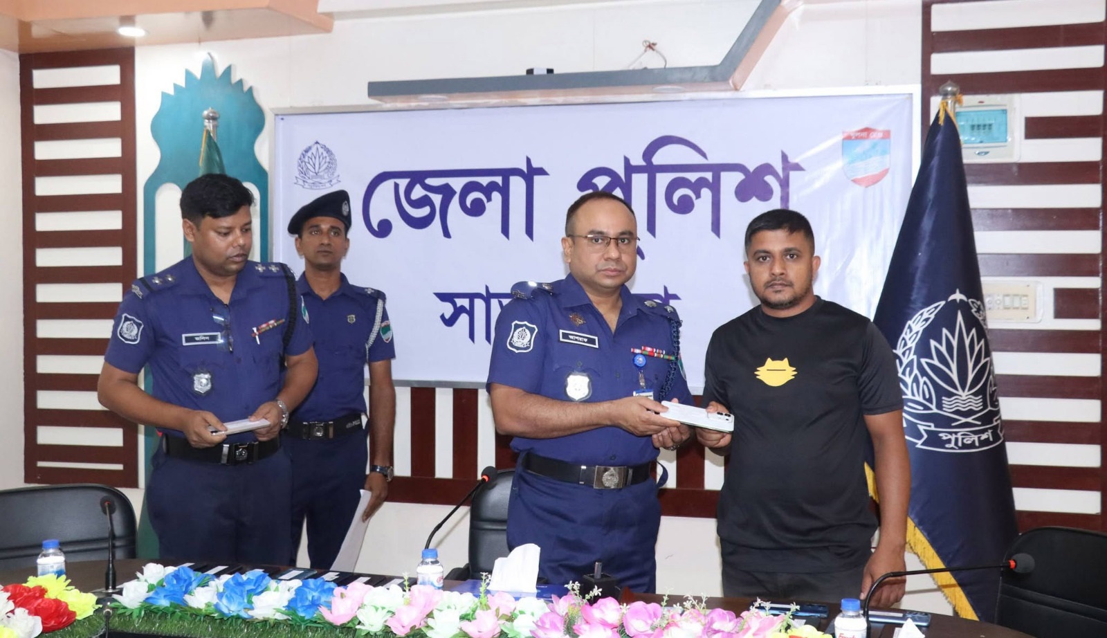 সাতক্ষীরা পুলিশ কর্তৃক উদ্ধারকৃত মোবাইল ফোন ও বিকাশের টাকা প্রকৃত মালিকদের নিকট হস্তান্তর