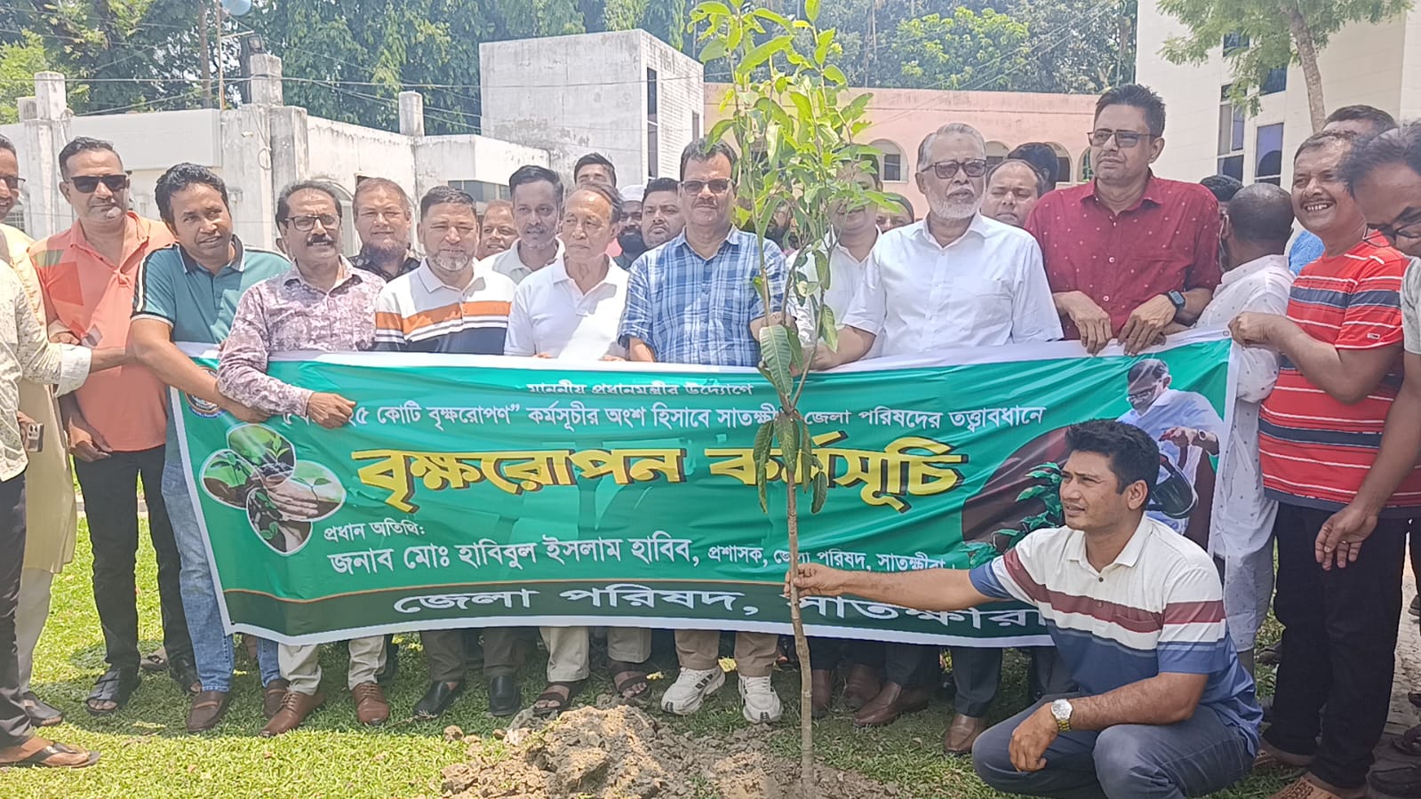 সাতক্ষীরায় বৃক্ষরোপণ কর্মসূচির উদ্বোধন করলেন জেলা পরিষদ প্রশাসক হাবিব