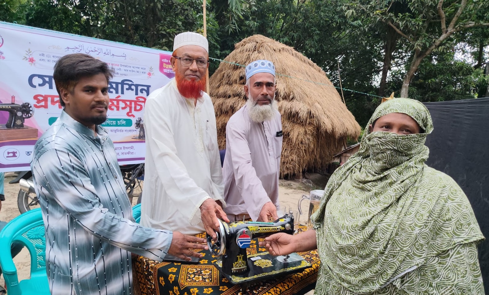 সাতক্ষীরায় মহিলা জামায়াতের উদ্দ্যোগে দুস্থ নারীদের মাঝে সেলাই মেশিন বিতরণ