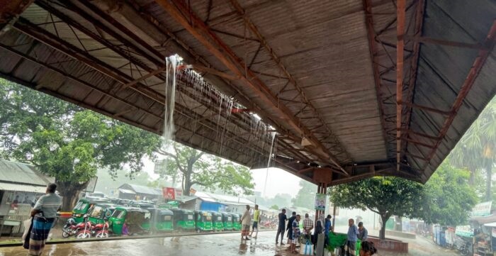 সামান্য বৃষ্টিতেই জলমগ্ন আহসানগঞ্জ স্টেশন, দুর্ভোগে যাত্রীরা