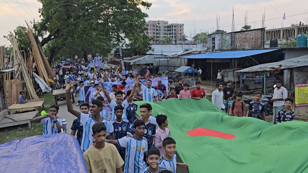 দুমকিতে ৫০০ ফুটের পতাকা নিয়ে আর্জেন্টিনা সমর্থকদের মহাশোভাযাত্রা, অংশ নিলেন কয়েক হাজার মানুষ