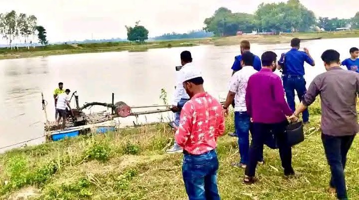 আত্রাইয়ে অবৈধ বালু উত্তোলনের ড্রেজার জব্দ, ঘটনাস্থলেই ধ্বংস