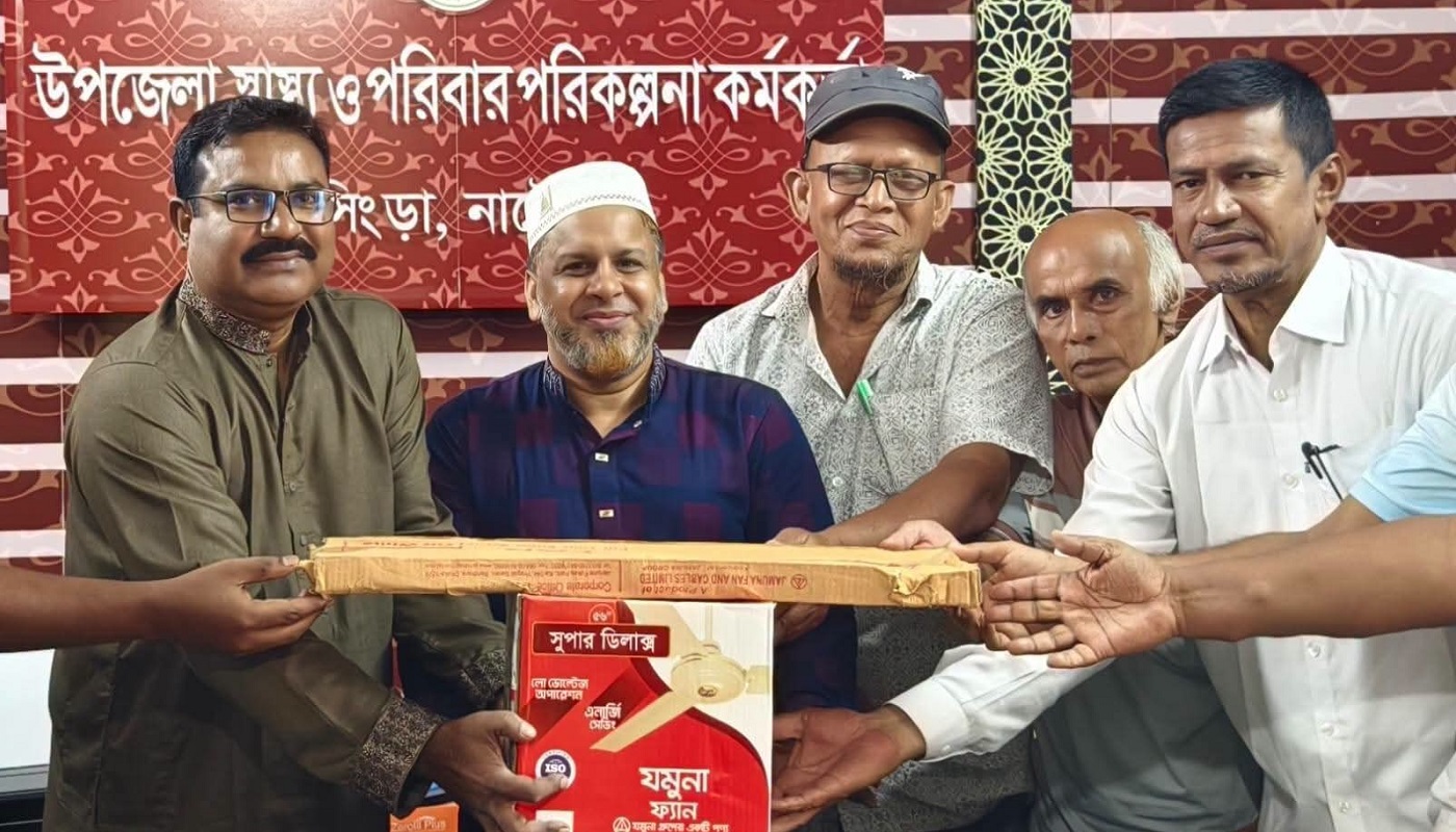 সিংড়া উপজেলা স্বাস্থ্য কমপ্লেক্সে ৩৫ টি বৈদ্যুতিক ফ্যান দিলেন এমপি আনু