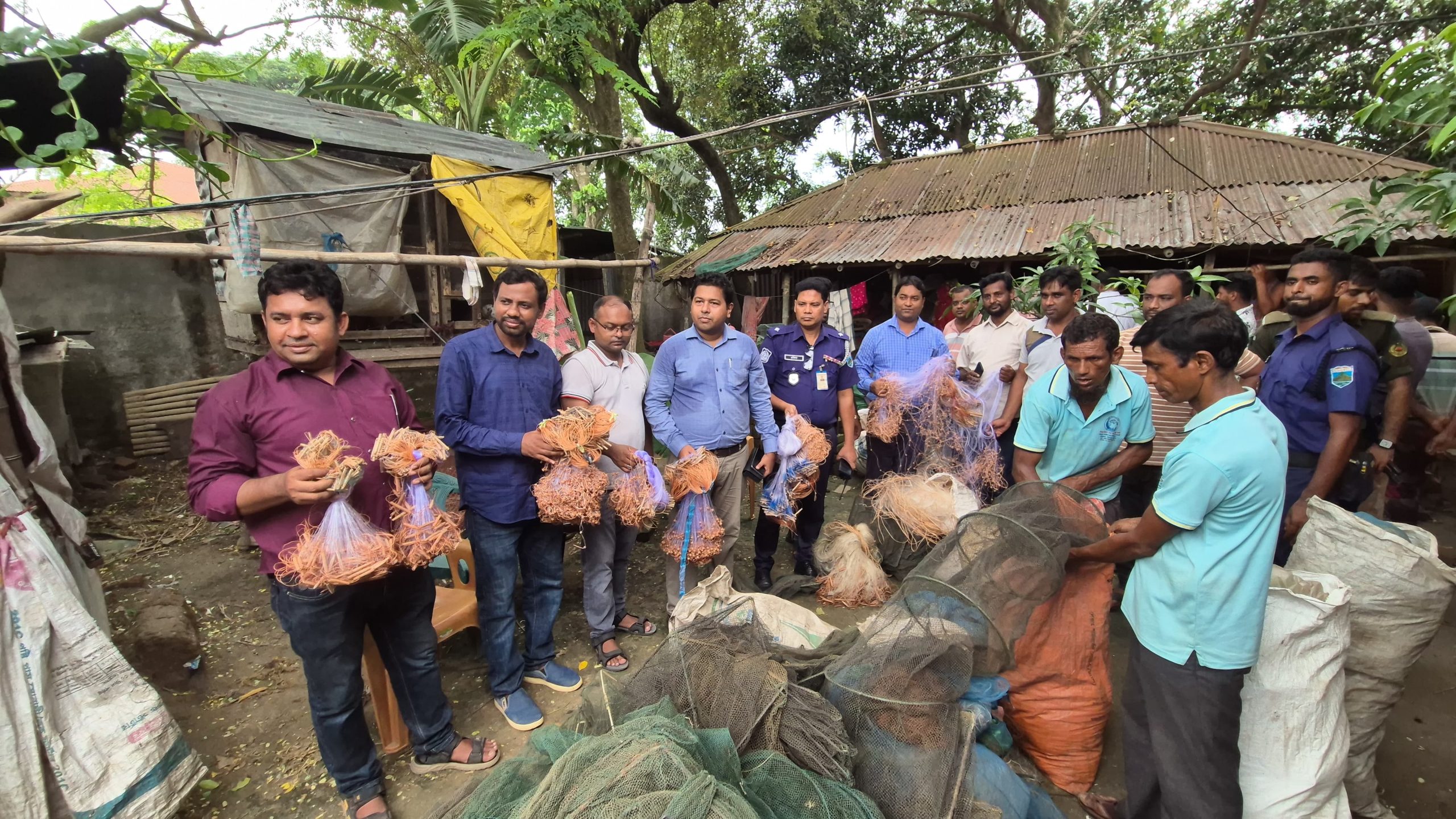 সিংড়ায় ২০ লাখ টাকার চায়না জাল জব্দঃ দুই ব্যক্তিকে জরিমানা, একজনের কারাদণ্ড