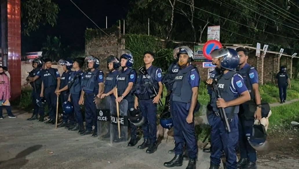 মাদারীপুরে হত্যা মামলার দুই আসামিকে ছিনিয়ে নেওয়ার চেষ্টা, থানা ঘেরাও ও অবরুদ্ধ করার চেষ্টা, আটক ৯