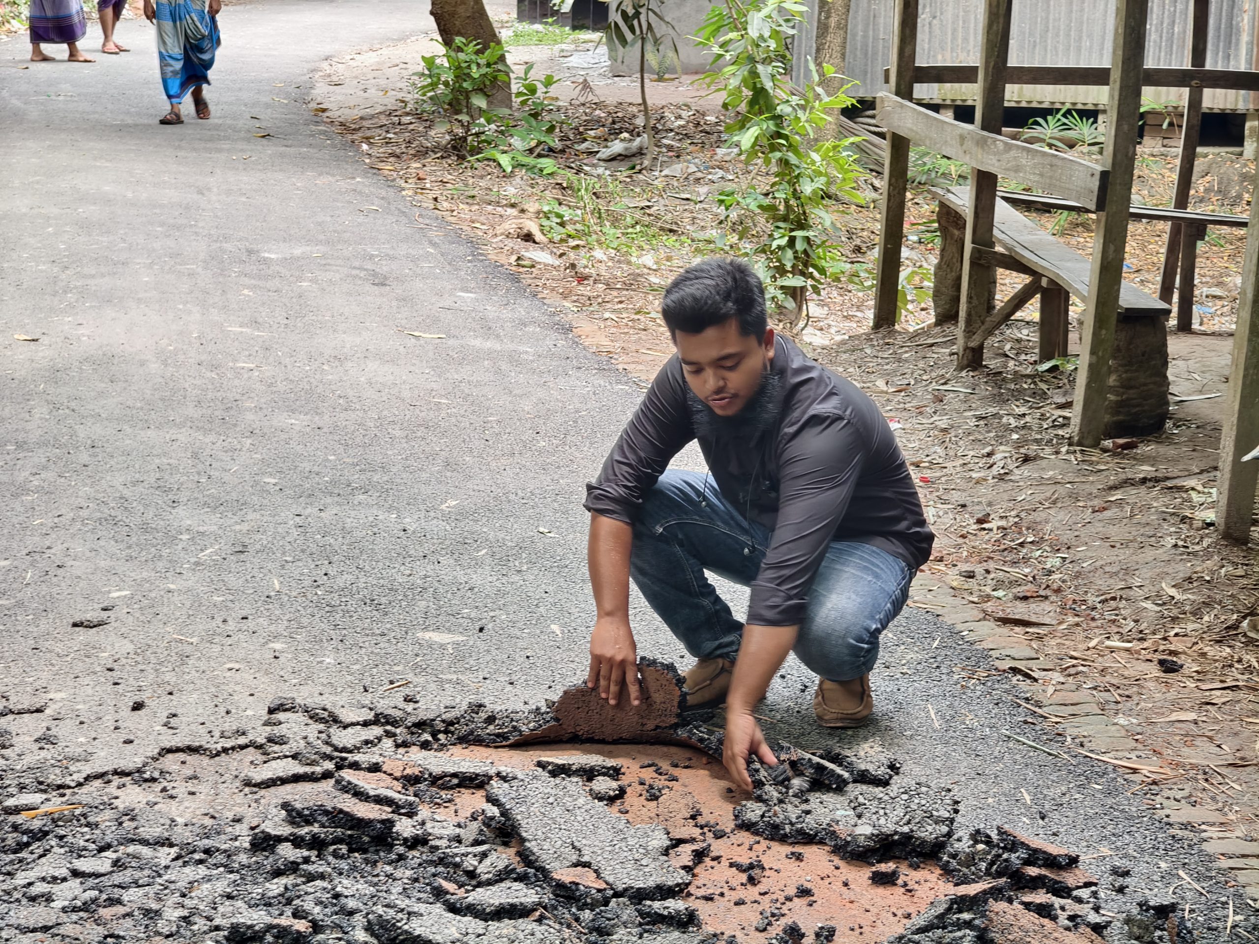 সরেজমিনে উঠে এলো অনিয়ম, হাতেই উঠে যাচ্ছে রাস্তার কার্পেটিং