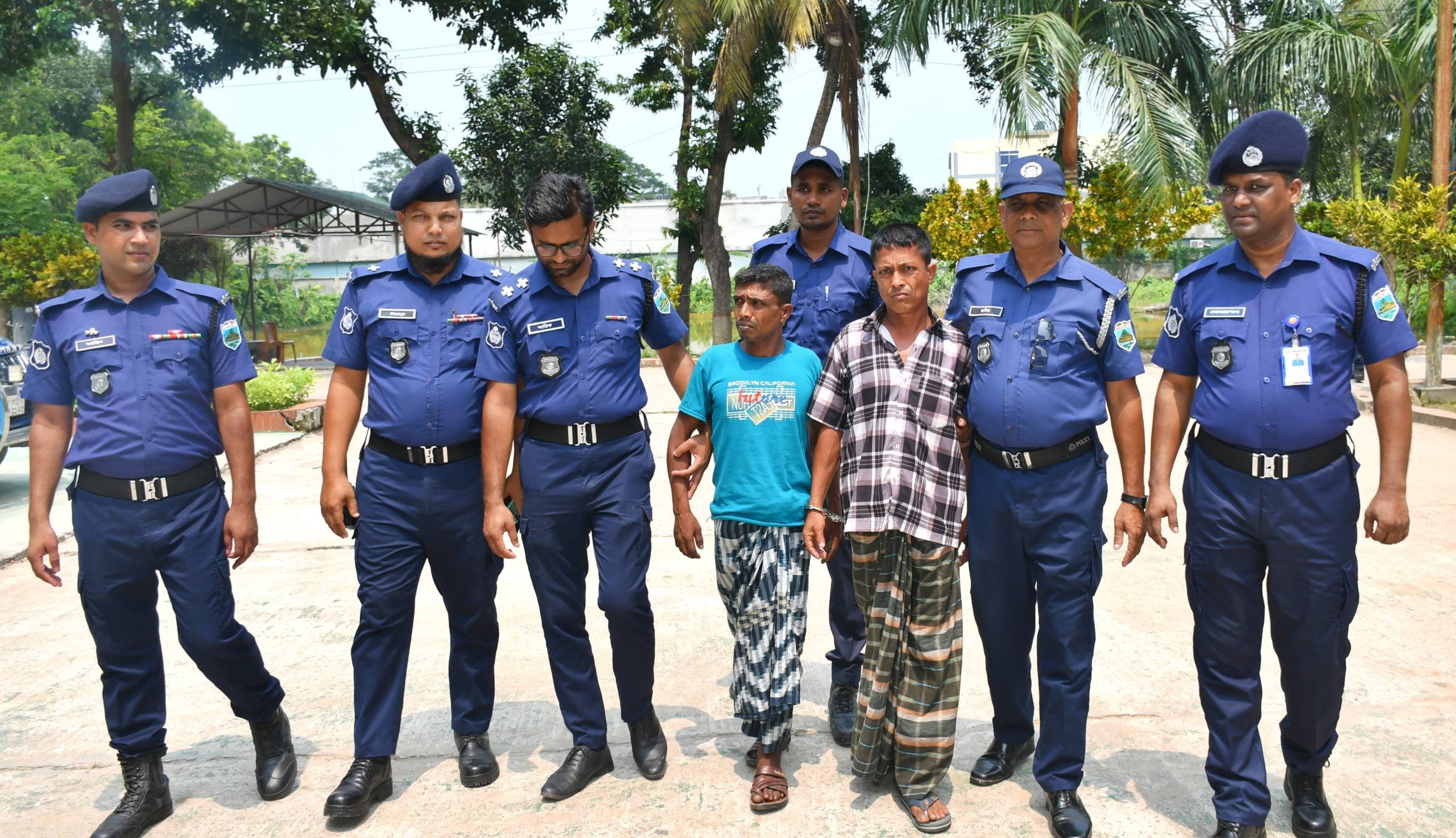 নওগাঁয় ৯০ কেজি গাঁজাসহ দুই মাদক কারবারি গ্রেফতার