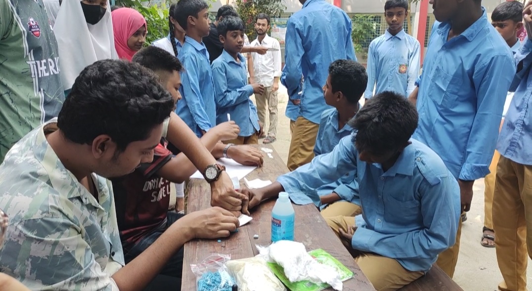 নওগাঁয় স্কুল শিক্ষার্থীদের নিয়ে রক্তদাতা দিবস উদযাপন