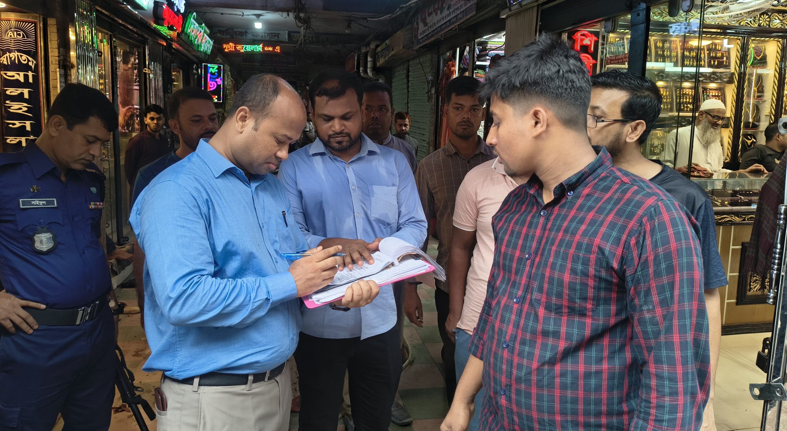দেবিদ্বার নিউ মার্কেটে মোবাইল কোর্ট: বিভিন্ন অনিয়মে ২৬ হাজার টাকা জরিমানা