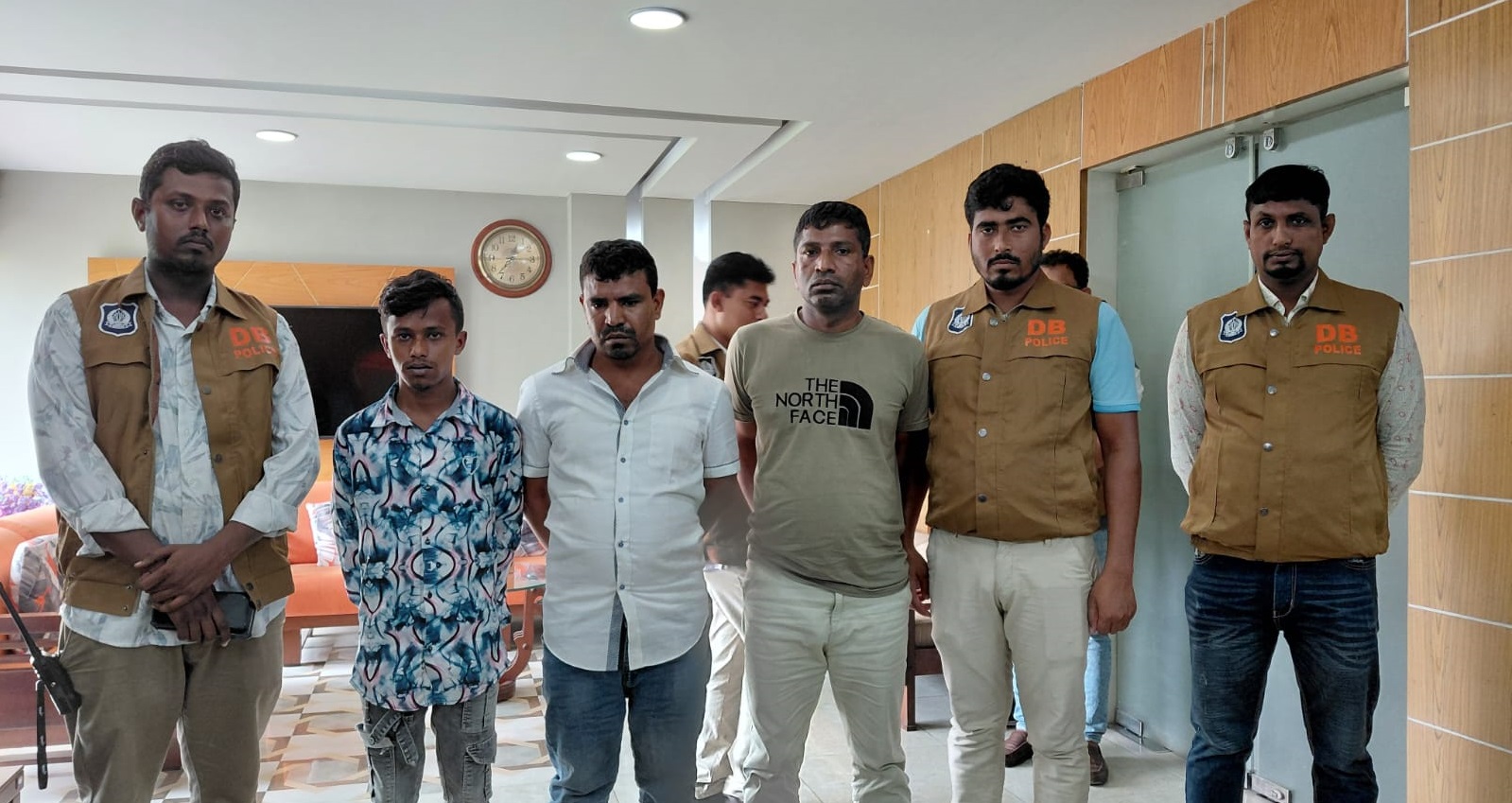 ‘শয়তানের নিঃশ্বাসে’ স্বর্ণ-টাকা লুট, প্রতারক চক্রের ৩ সদস্য গ্রেপ্তার