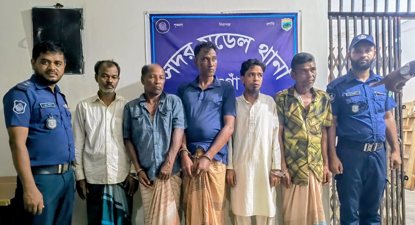 নওগাঁ শহরের ৯ হোটেলে মধ্যরাতের অভিযান, প্রতারক চক্রের ৪ জন সহ ৫ সদস্য গ্রেফতার