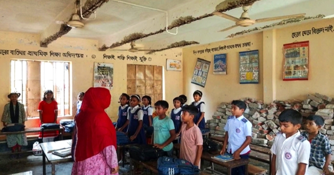 কুড়িগ্রামের উলিপুরে ঝুঁকিপূর্ণ ভবনে পাঠদান