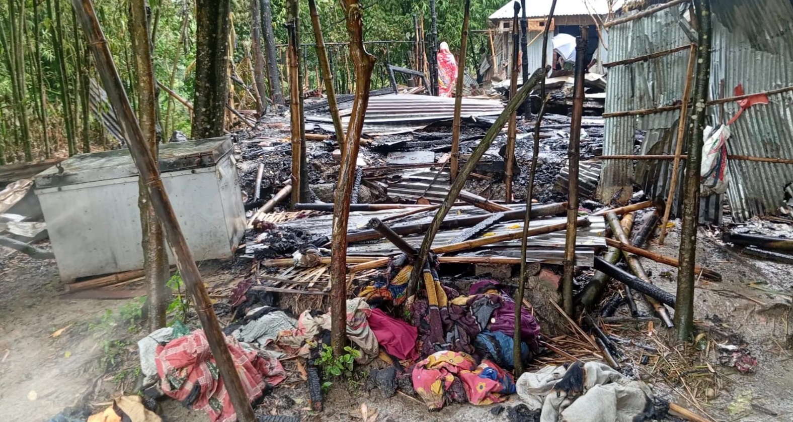 রংপুরের তারাগঞ্জে গভীর রাতে আগুনের লেলিহান শিখায় সর্বস্ব হারাল দুই কৃষক পরিবার