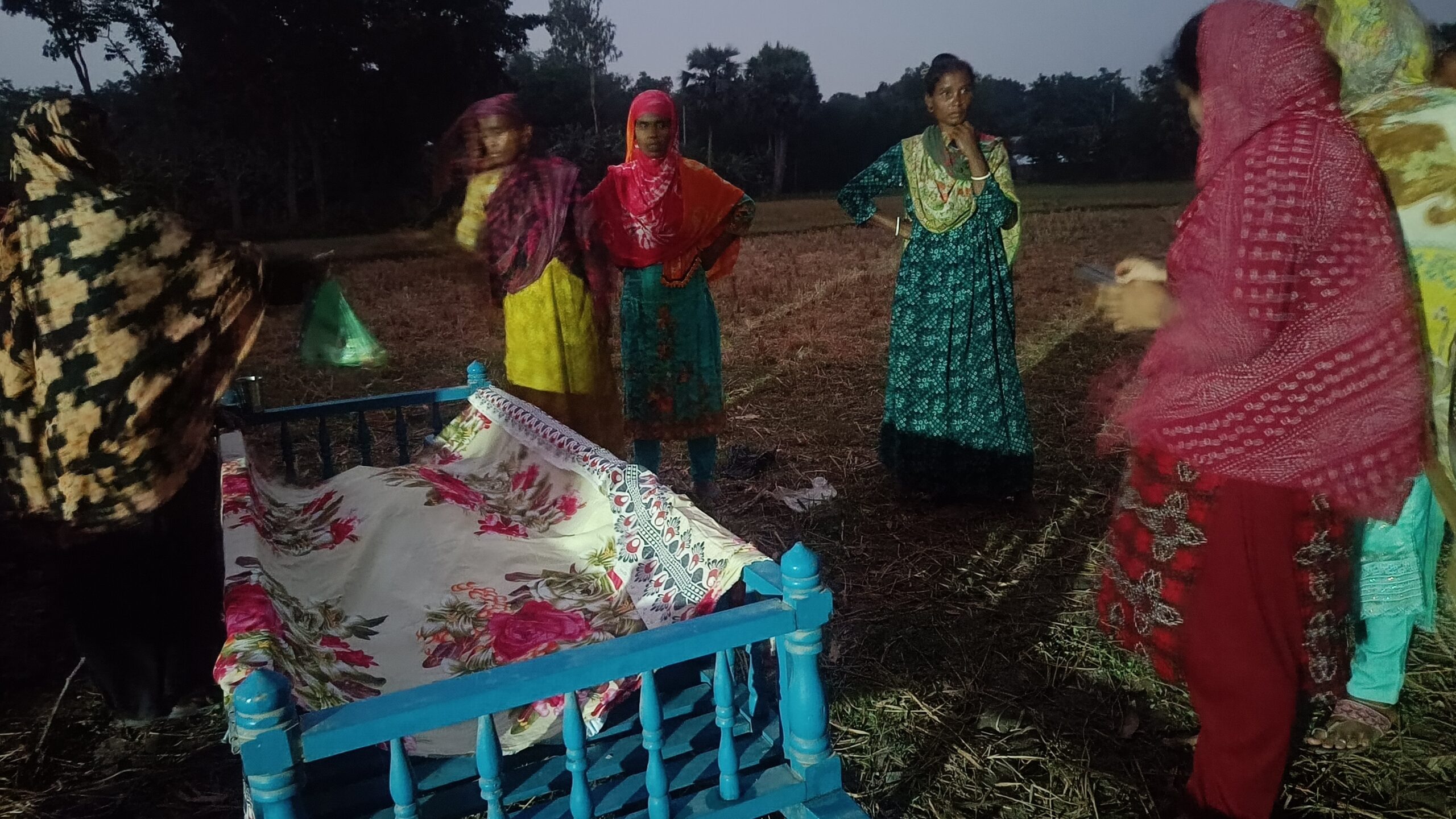 ট্রেনের চাকার নিচে পিষ্ট হয়ে প্রাণ গেল মান্দার গৃহবধূর