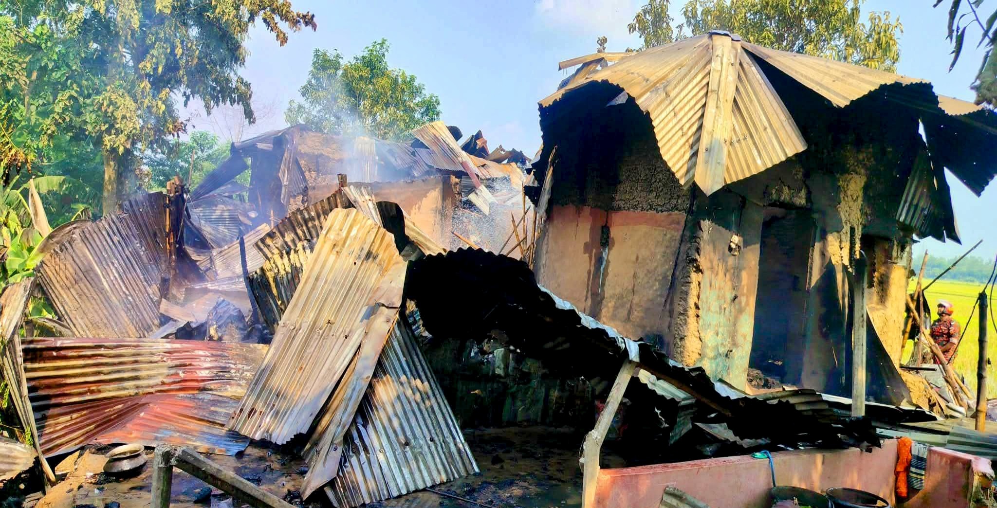 মান্দায় হত্যাকাণ্ড, আসামিদের বাড়িতে ভাঙচুর ও অগ্নিসংযোগ