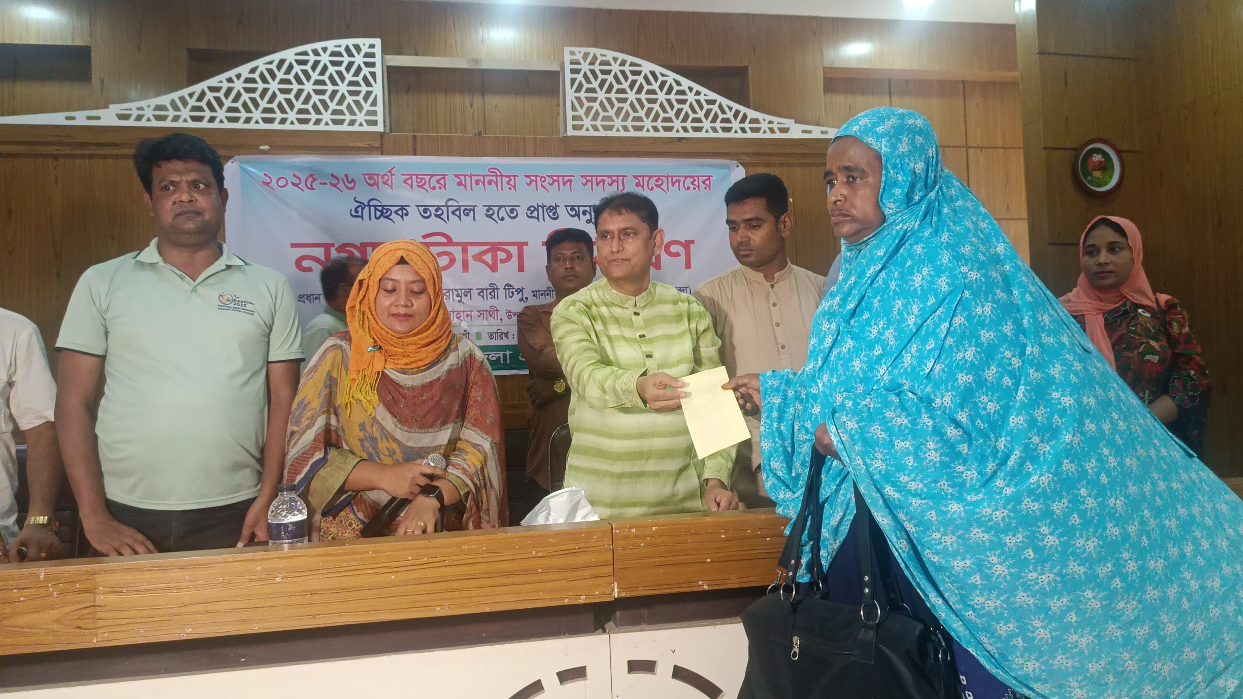 মান্দায় এমপি’র ঐচ্ছিক তহবিলের নগদ অর্থ বিতরণ