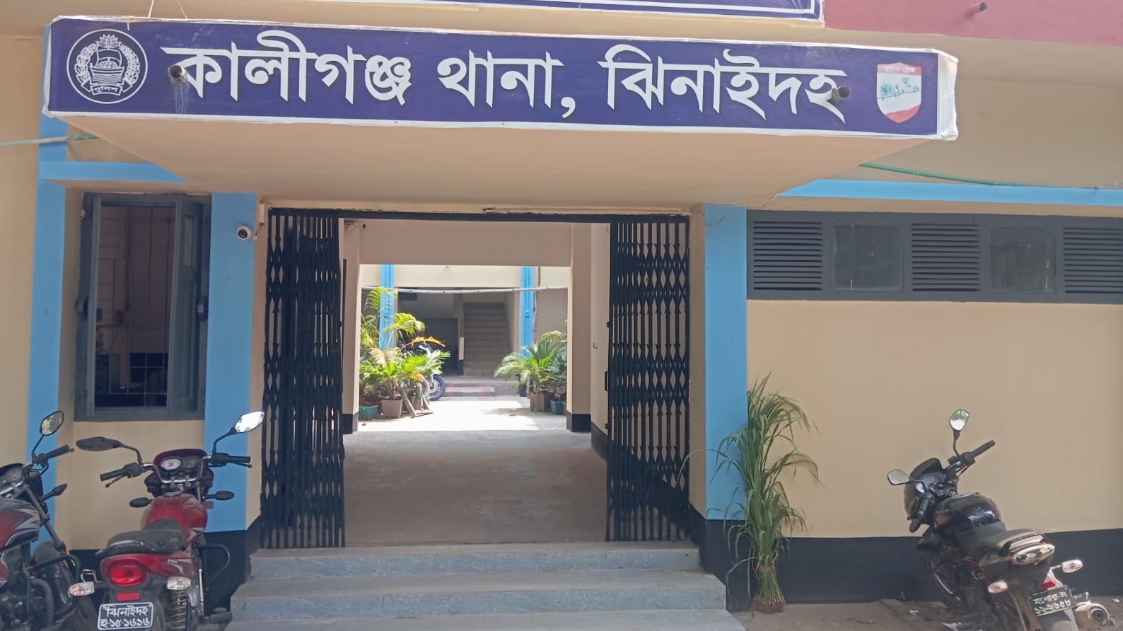 কালীগঞ্জে মামলা প্রত্যাহারের দাবীতে ডিআইজি সাথে সাক্ষাৎ