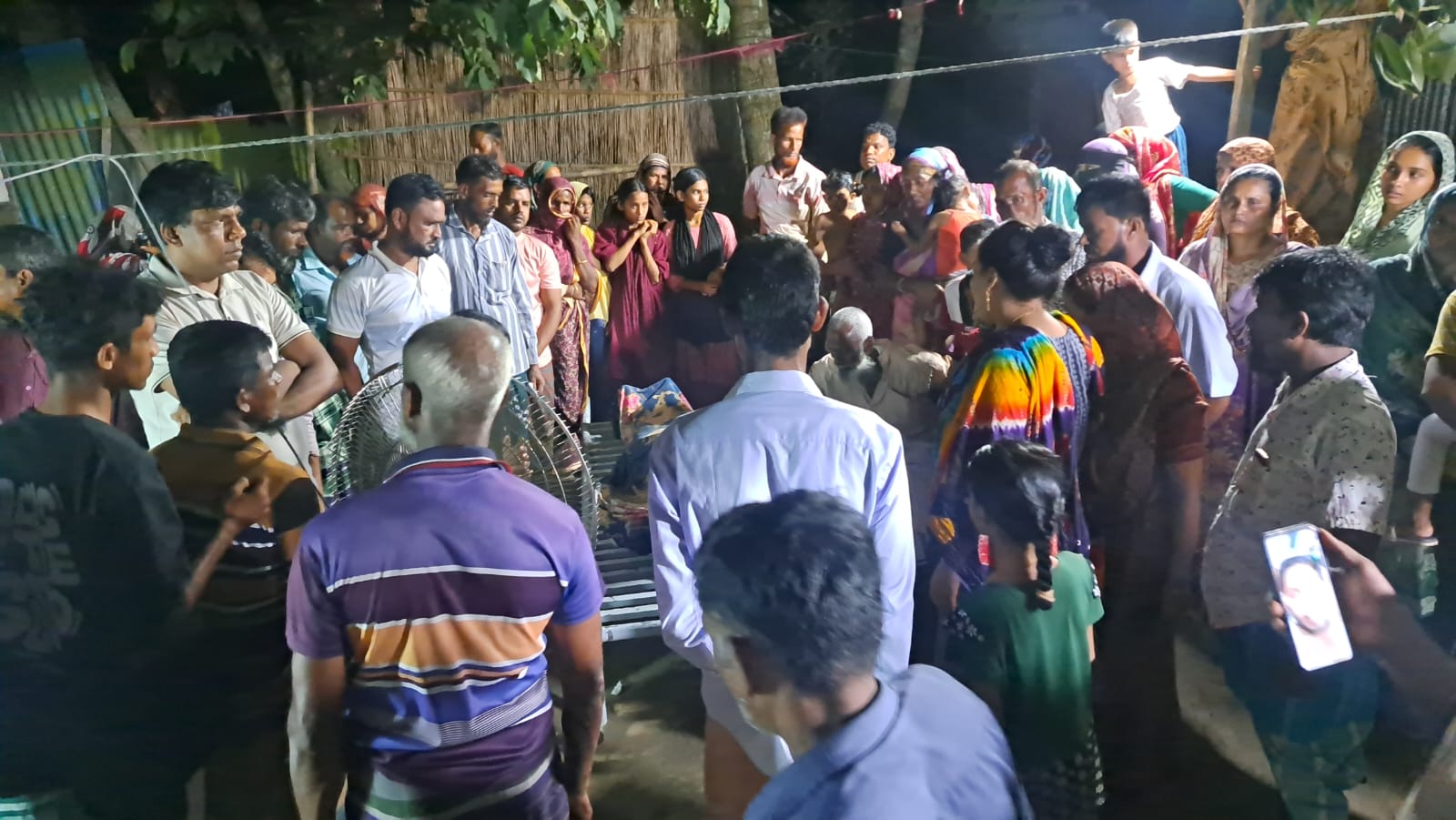 মাদারীপুরের শিবচরে জমি সংক্রান্ত বিরোধের জেরে ভাইয়ের ঘুষিতে ভাই নিহত, অভিযুক্ত পলাতক