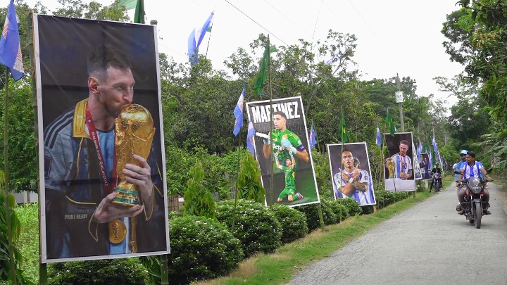 বিশ্বকাপের রঙে রঙিন কবি গোলাম মোস্তফার বাড়ি, ফুটবলের উৎসবে মেতেছে পুরো গ্রাম