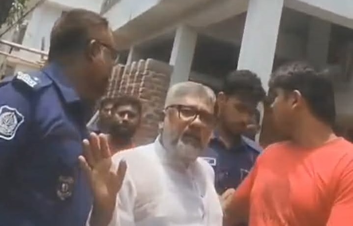 কালীগঞ্জে আওয়ামীলীগের প্রতিষ্ঠা বার্ষিকী পালনের চেষ্টা, আটক সাবেক মেয়রকে ছিনিয়ে নিলো কর্মীরা