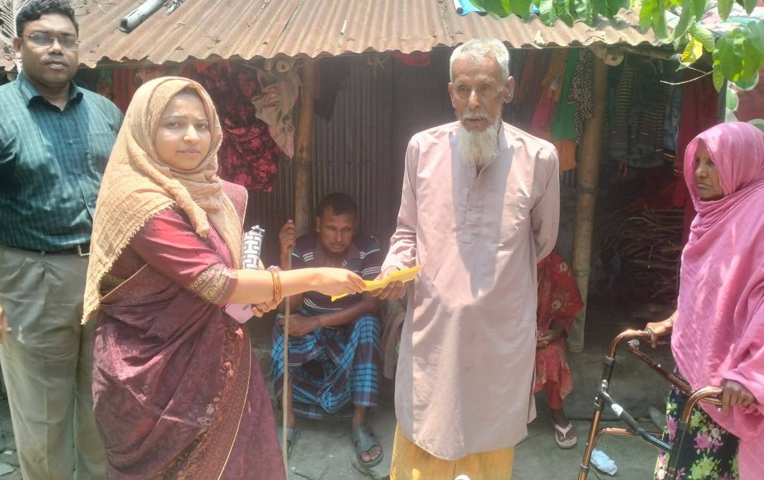 কালীগঞ্জে পঙ্গু স্ত্রী তিন অন্ধ সন্তানের পাশে উপজেলা প্রশাসনের সহায়তা