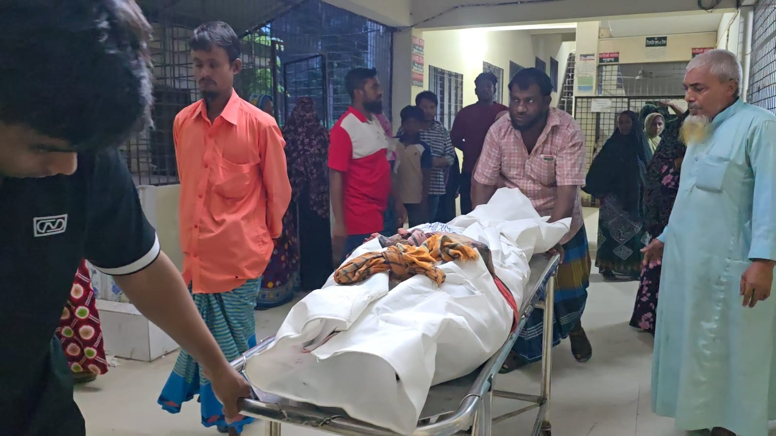 মুরাদনগরে পূর্ব শত্রুতার জেরে গৃহবধূকে পিটিয়ে হত্যা, আহত দুই মেয়ে
