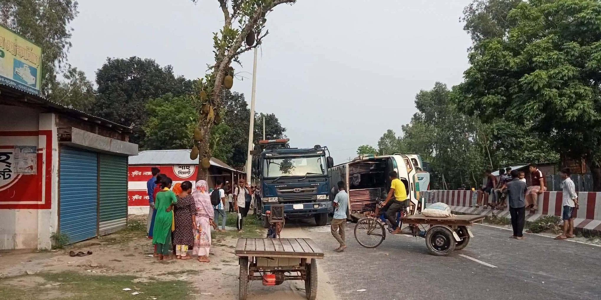 তারাগঞ্জে রোড ডিভাইডারে ধাক্কা লেগে নাবিল পরিবহনের বাস উল্টে গেল: চালকের বেপরোয়া গতি