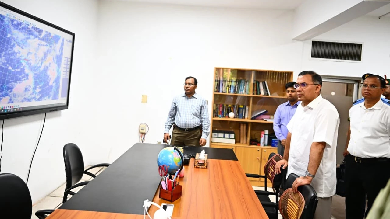 মহাকাশ গবেষণা প্রতিষ্ঠান ‘স্পারসো’ আকস্মিক পরিদর্শনে প্রধানমন্ত্রী