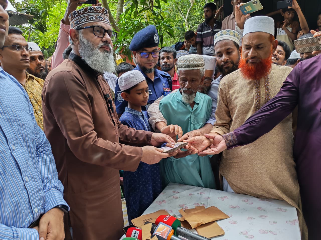 সড়ক দুর্ঘটনায় সব হারিয়ে নি:স্ব সিয়াম,পাশে দাঁড়ালেন মাসুদ সাঈদী এমপি